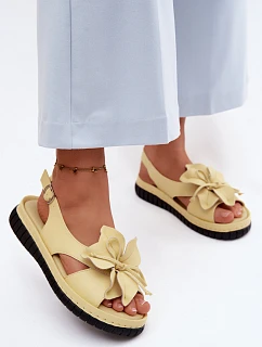 Kožené dámské sandály s ozdobným květem model 22126045 Žluté - VINCEZA