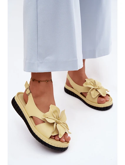 Kožené dámské sandály s ozdobným květem Vinceza 66917 Žluté