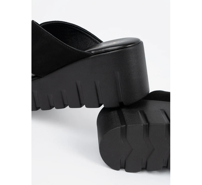 Jedinečné dámské černé  nazouváky na klínku