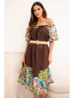 Dámské šaty model 22170767 střihu s páskem a krátkým rukávem hnědá - K-Fashion