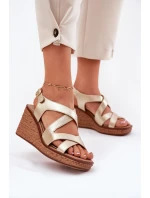 Dámské sandály na klínu model 21694686 zlaté - SERGIO LEONE