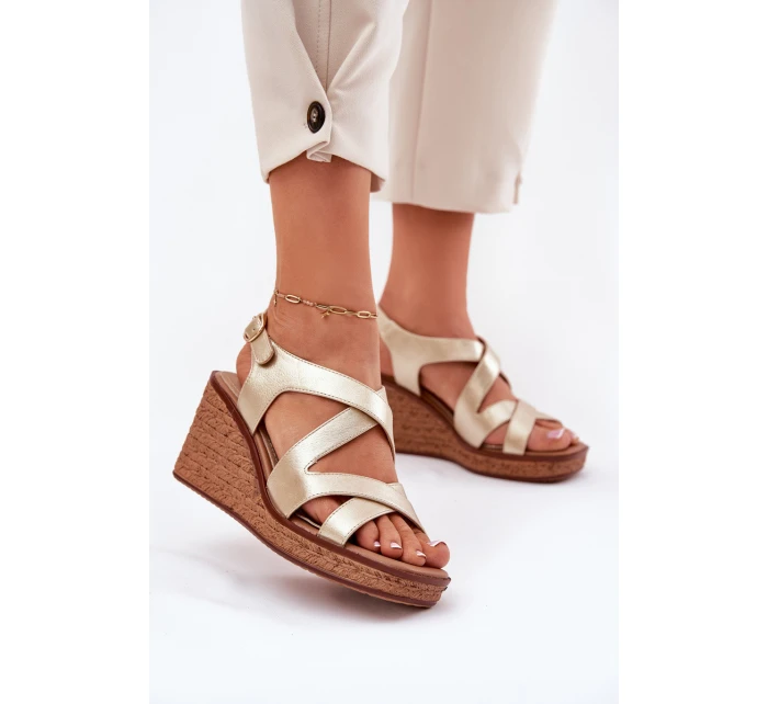 Dámské sandály na klínu model 21694686 zlaté - SERGIO LEONE