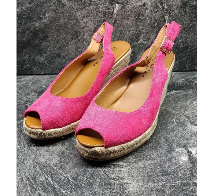 Dámské sandálky na model 20095383 podpatku Fuchsiová tm. růžová Super me - Inello