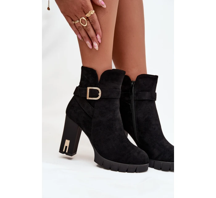 Zateplené dámské kozačky na podpatku s přezkou Černé model 21711529 - Boto Zateplené dámské kozačky na podpatku s přezkou Černé model 21711529 - Boto