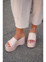 Dámské Pantofle Na Platformě A Klínu Béžové model 21687188 - Boto Dámské Pantofle Na Platformě A Klínu Béžové model 21687188 - Boto