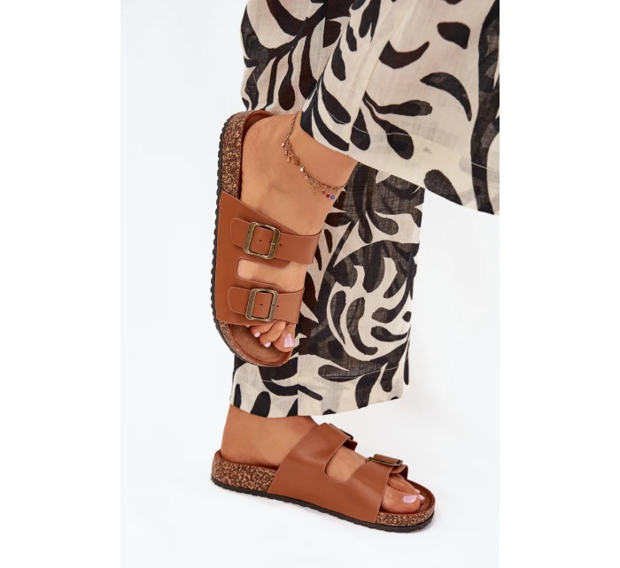 Dámské pantofle na korkové platformě s přezkami – camel Dámské pantofle na korkové platformě s přezkami – camel