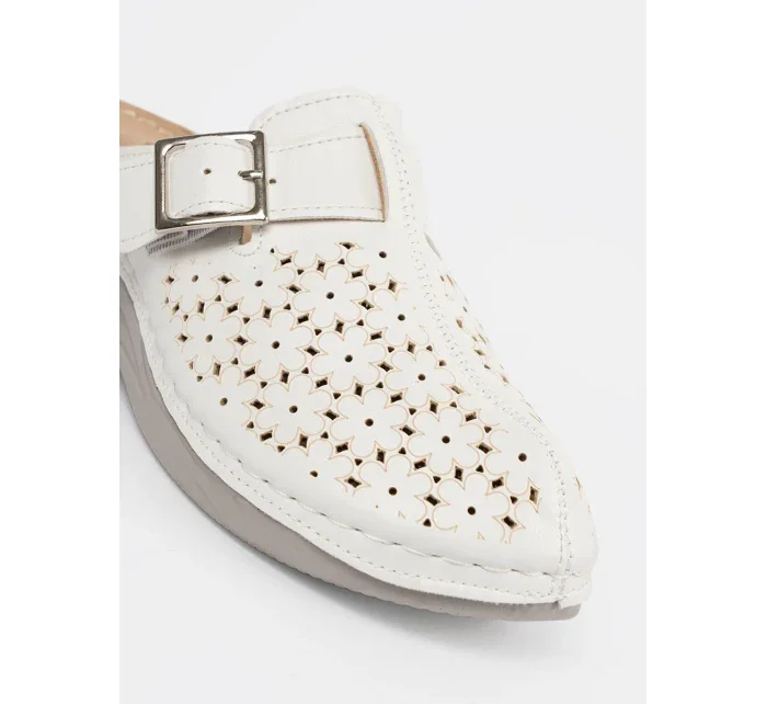 Trendy dámské bílé  nazouváky na plochém podpatku