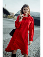 Lichoběžníkové červené šaty se širokým rolákem