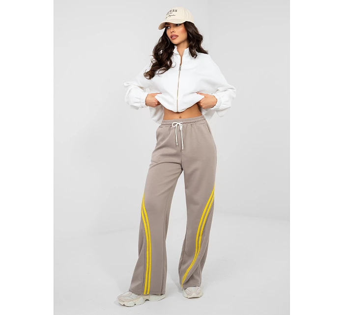 Spodnie dresowe IT DR model 22013669 ciemny bezowy - FPrice Spodnie dresowe IT DR model 22013669 ciemny bezowy - FPrice