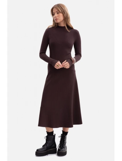 model 21379836 Žebrované midi šaty s asymetrickým pasem tmavě čokoládové - BeWear