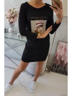 Šaty s potiskem model 18744174 černé - K-Fashion Šaty s potiskem model 18744174 černé - K-Fashion