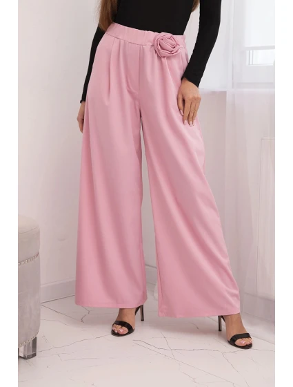 Dámské elegantní kalhoty s širokou nohavicí a ozdobným květem model 21798613 růžový - K-Fashion