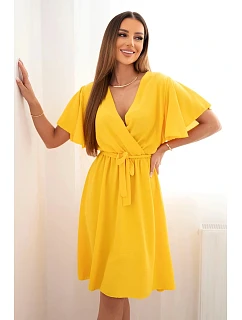 Šaty s model 22079367 výstřihem žlutá - K-Fashion
