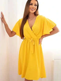 Šaty s model 22079367 výstřihem žlutá - K-Fashion