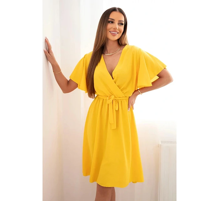 Šaty s model 22079367 výstřihem žlutá - K-Fashion Šaty s model 22079367 výstřihem žlutá - K-Fashion