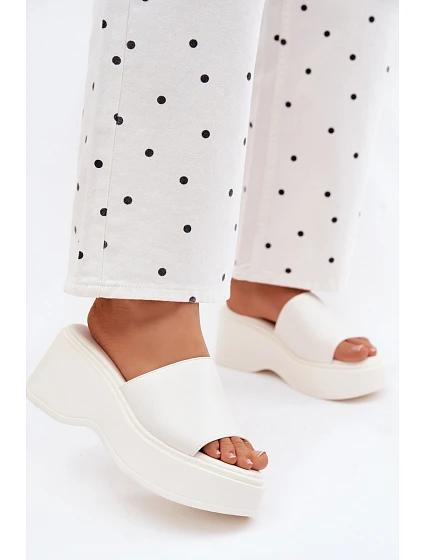 Dámské nazouváky na platformě bílé model 22107205 - Boto