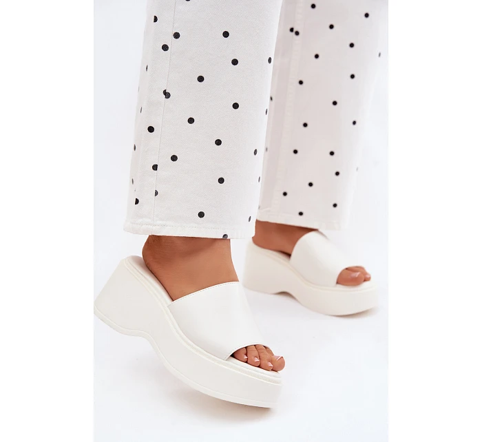 Dámské nazouváky na platformě bílé model 22107205 - Boto