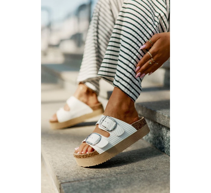 Dámské Pantofle Na Platformě S Přezkami model 21694057 Bílé - Lee Cooper