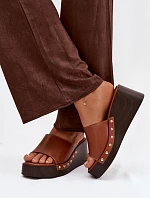 Dámské nazouváky na platformě se zlatými přezkami camel Arionne