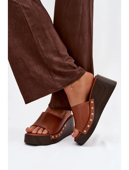 Dámské nazouváky na platformě se zlatými přezkami camel Arionne Dámské nazouváky na platformě se zlatými přezkami camel Arionne