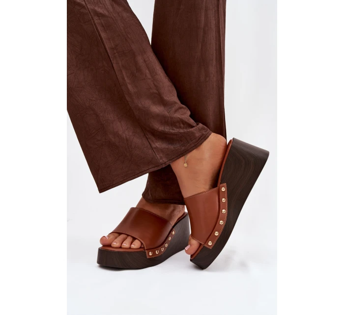 Dámské nazouváky na platformě se zlatými přezkami camel Arionne Dámské nazouváky na platformě se zlatými přezkami camel Arionne