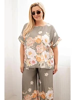 Dámský komplet Plus Size s halenkou a kalhotami s květinovým vzorem a širokými nohavicemi khaki Dámský komplet Plus Size s halenkou a kalhotami s květinovým vzorem a širokými nohavicemi khaki