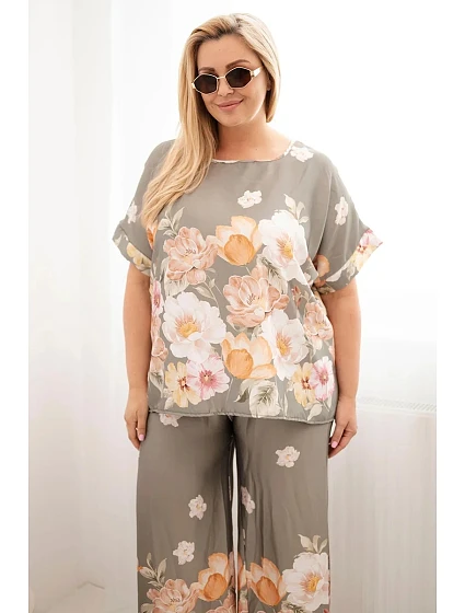 Dámský komplet Plus Size s halenkou a kalhotami s květinovým vzorem a širokými nohavicemi khaki Dámský komplet Plus Size s halenkou a kalhotami s květinovým vzorem a širokými nohavicemi khaki