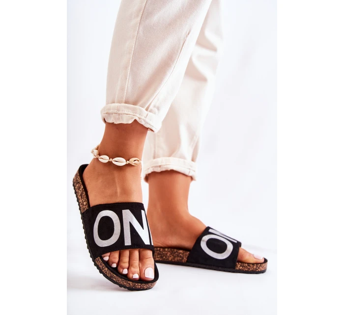 Klasické nazouvací pantofle s nápisem Černá a stříbrne model 21585871 - EVENTO