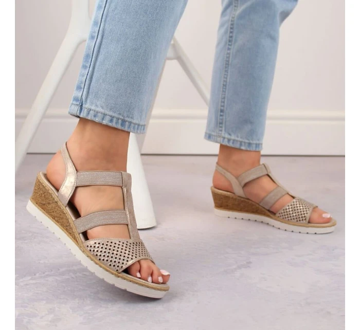 Pohodlné sandály na podpatku W rose gold model 19730112 - Rieker Pohodlné sandály na podpatku W rose gold model 19730112 - Rieker