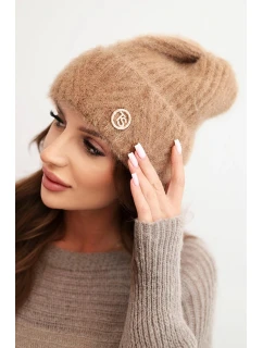 Dámská zimní čepice z huňaté příze a s model 21441804 knoflíkem camelová - K-Fashion