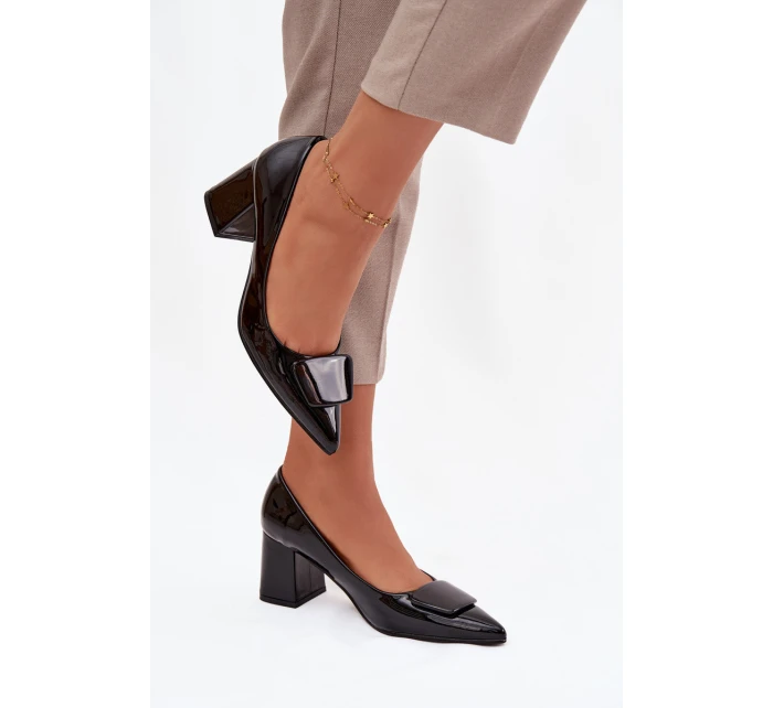 Lakované lodičky na podpatku s ozdobou Černé Isoline