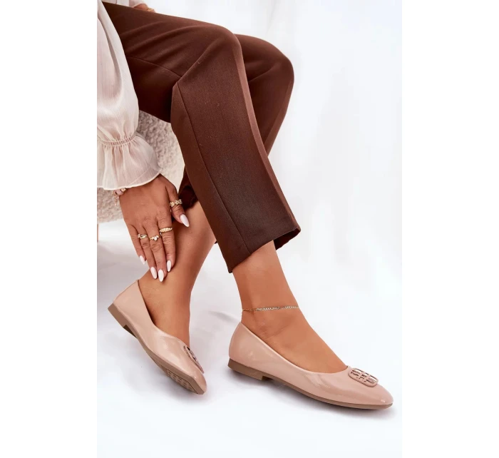 Dámské lakované elegantní baleríny s ozdobným detailem Vinceza – béžové