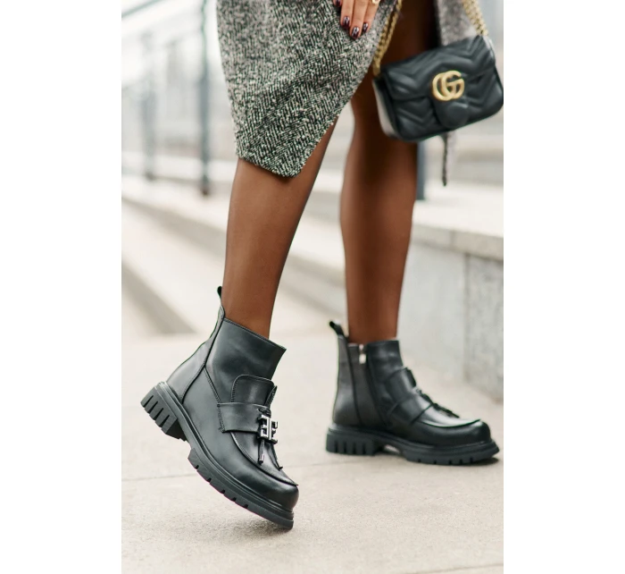 Kožené Kotníkové Boty Na Plochém Podpatku S Dekorací Zateplené Černé model 21675527 - EVENTO Kožené Kotníkové Boty Na Plochém Podpatku S Dekorací Zateplené Černé model 21675527 - EVENTO