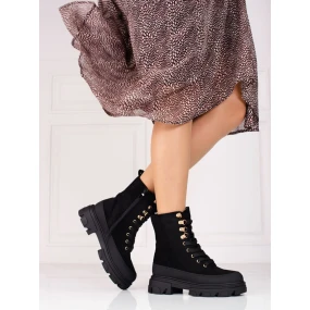 Pěkné černé dámské kotníčkové boty na plochém podpatku Pěkné černé dámské kotníčkové boty na plochém podpatku