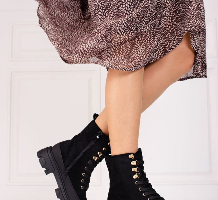 Pěkné černé dámské  kotníčkové boty na plochém podpatku