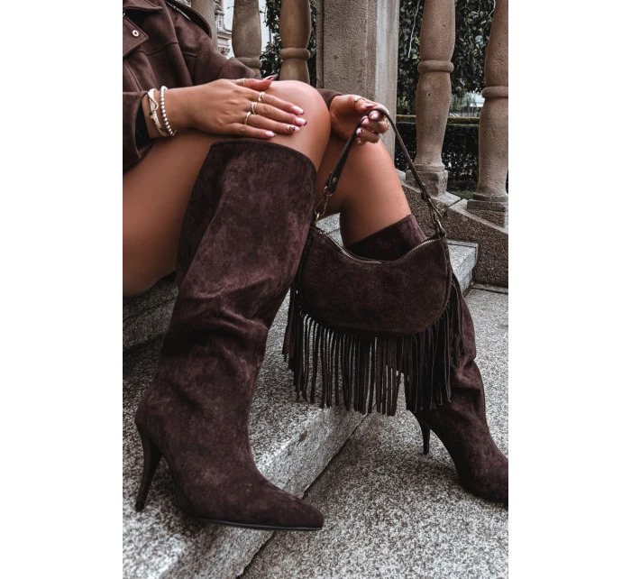 Vklouzávací dámské kozačky na jehlovém podpatku z eko semiše čokoládové Noretta Vklouzávací dámské kozačky na jehlovém podpatku z eko semiše čokoládové Noretta