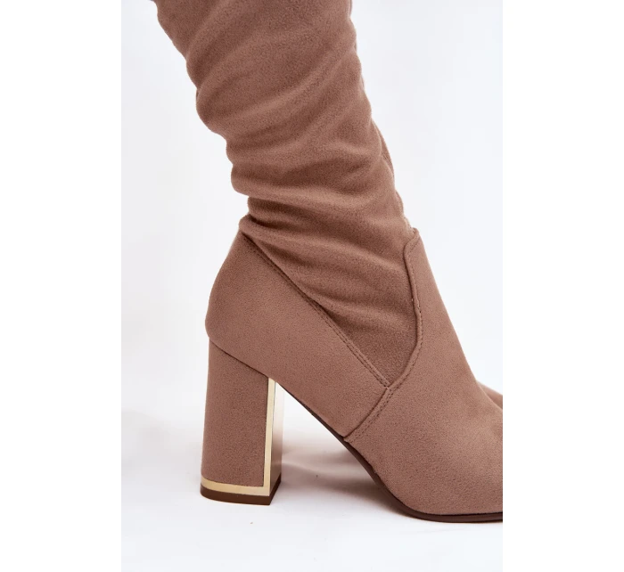 Dámské kozačky z eko semiše na kolena na podpatku tmavě béžové Thamine Dámské kozačky z eko semiše na kolena na podpatku tmavě béžové Thamine