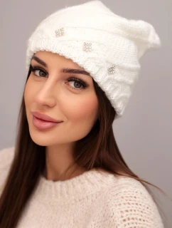 Dámská zimní čepice z vlny s ozdobnými zirkony a pleteným vzorem model 21878081 bílá - K-Fashion