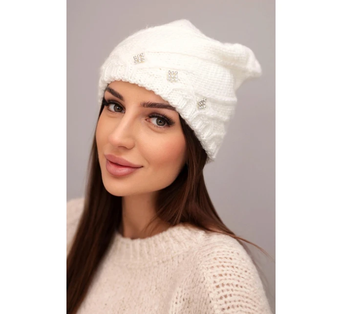 Dámská zimní čepice z vlny s ozdobnými zirkony a pleteným vzorem model 21878081 bílá - K-Fashion Dámská zimní čepice z vlny s ozdobnými zirkony a pleteným vzorem model 21878081 bílá - K-Fashion