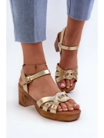 Dámské sandály na vysokém podpatku vyrobené z eko kůže, zlatý Assames Dámské sandály na vysokém podpatku vyrobené z eko kůže, zlatý Assames