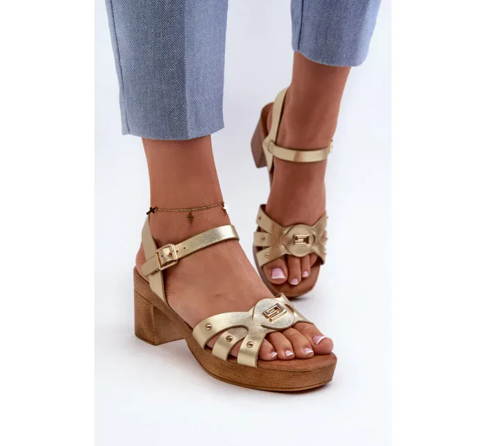 Dámské sandály na vysokém podpatku vyrobené z eko kůže, zlatý Assames Dámské sandály na vysokém podpatku vyrobené z eko kůže, zlatý Assames