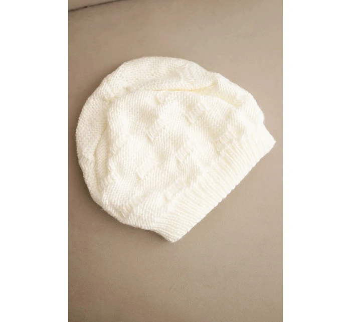Dámská zimní čepice z vlny s ozdobným vzorem K451 ecru