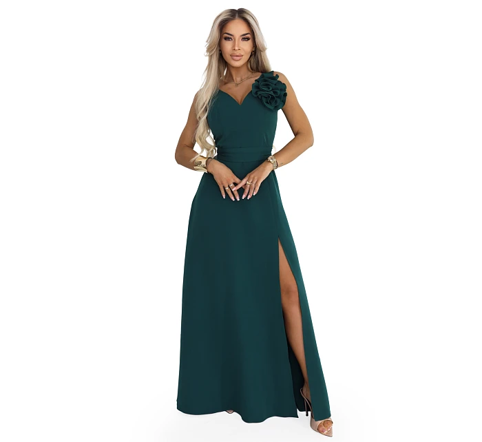669-1 Romantické maxi šaty s květinou na rameni a rozparkem - lahvově zelené