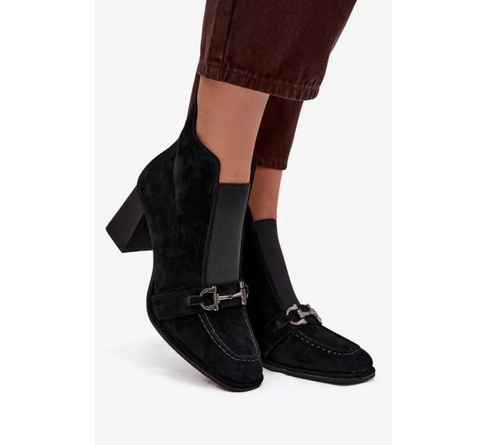 Dámské kotníkové boty z pravé semišové kůže na podpatku model 21714179 Černé - Artiker Dámské kotníkové boty z pravé semišové kůže na podpatku model 21714179 Černé - Artiker