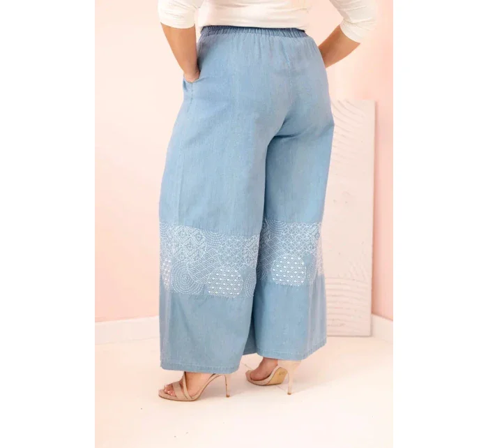 Dámské kalhoty Plus Size se širokými nohavicemi a model 21156795 výšivkou světle džínové - K-Fashion