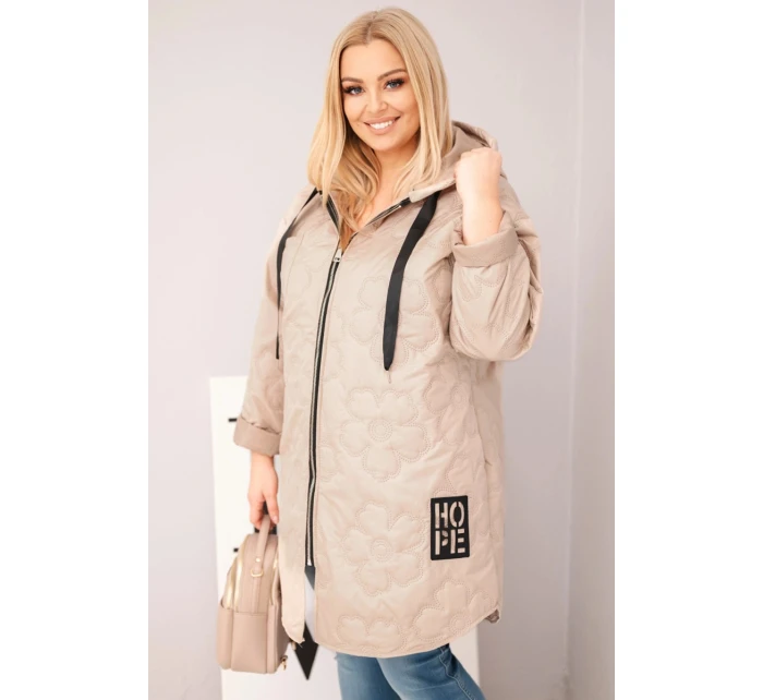 Dámská bunda Plus Size prošívaná s kapucí a nápisem model 21808665 tmavě béžová - K-Fashion Dámská bunda Plus Size prošívaná s kapucí a nápisem model 21808665 tmavě béžová - K-Fashion
