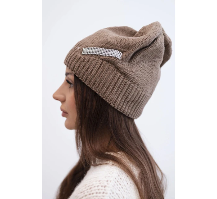 Dámská zimní vlněná čepice s ozdobným páskem z kubických zirkonů K402 mocca