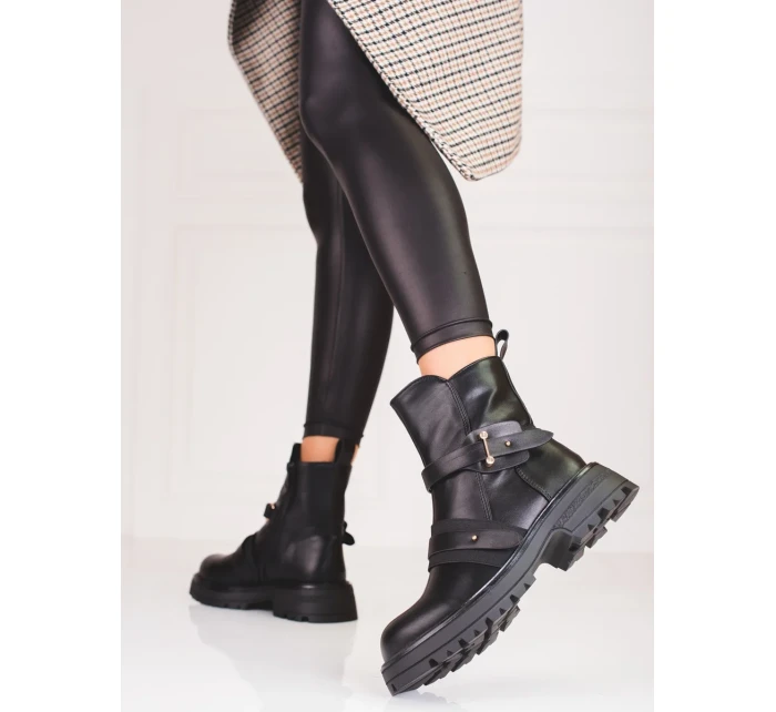 Trendy dámské černé kotníčkové boty na plochém podpatku Trendy dámské černé kotníčkové boty na plochém podpatku