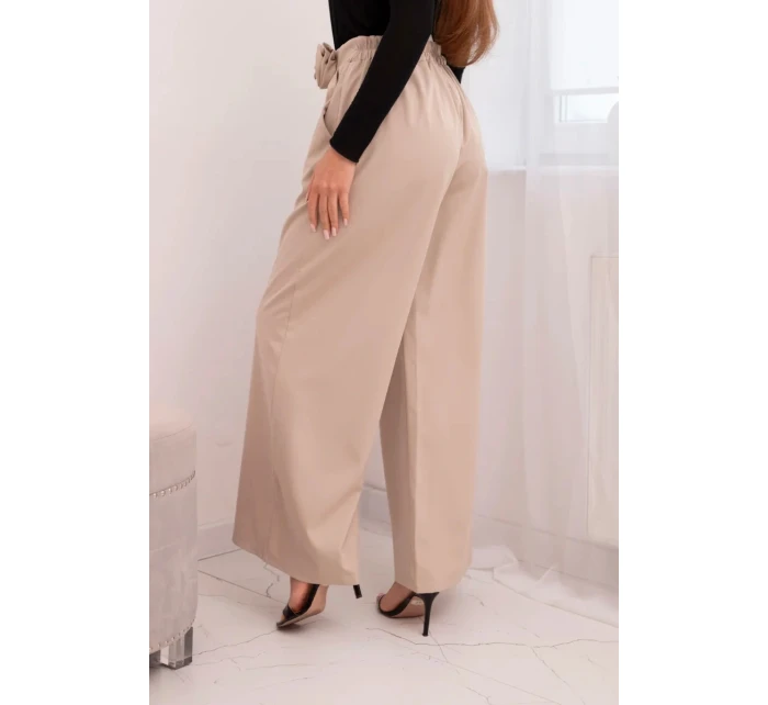 Dámské elegantní kalhoty s širokou nohavicí a ozdobným květem béžové Dámské elegantní kalhoty s širokou nohavicí a ozdobným květem béžové