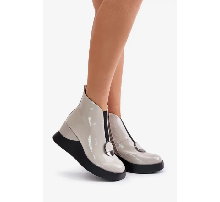 Lakované Kotníkové Boty Na Klínku Zateplené D&A Světle šedé